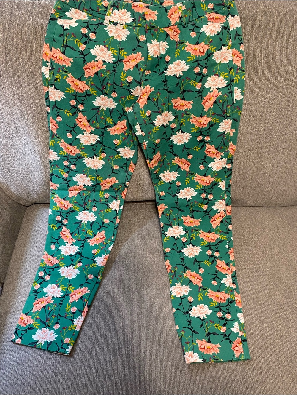 Old Navy Green Floral Stretchpants  with Pink & Cream Blooms